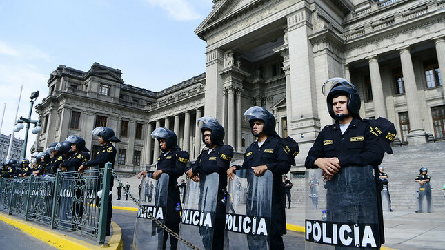 A través de un decreto supremo, el Gobierno peruano declaró el estado de emergencia en las regiones de Amazonas, La Libertad y Tacna por 30 días calendario, con el fin de proteger a la población de las amenazas contra su seguridad y promover el bienestar general y el desarrollo integral y equilibrado de la Nación.

En la norma, publicada en la edición extraordinaria de las Normas Legales del Diario Oficial El Peruano, el Ejecutivo establece que la Policía Nacional del Perú (PNP) mantendrá el control del orden interno con el apoyo de las Fuerzas Armadas.

“Durante el estado de emergencia a que se refiere el artículo precedente y en las circunscripciones señaladas, quedan suspendidos los derechos constitucionales relativos a la inviolabilidad de domicilio, libertad de tránsito por el territorio nacional, libertad de reunión y libertad y seguridad personales”, se precisa en el decreto supremo.

La intervención de la Policía Nacional y de las Fuerzas Armadas se efectúa conforme a lo dispuesto en el Decreto Legislativo n.º 1186, que regula el uso de la fuerza por parte de la PNP; y en el Decreto Legislativo n.º 1095, que establece reglas de empleo y uso de la fuerza por parte de las Fuerzas Armadas en el territorio nacional.

El decreto también establece que, dentro de los cinco días hábiles posteriores al término del Estado de Emergencia, la PNP debe presentar al titular del Ministerio del Interior (Mininter) un informe detallado de las acciones realizadas durante el régimen de excepción y los resultados obtenidos.

La implementación de esta medida se financia con cargo al presupuesto institucional asignado a los pliegos involucrados, y a las asignaciones de recursos adicionales autorizadas por el Ministerio de Economía y Finanzas (MEF).

La norma lleva las firmas de la mandataria Dina Boluarte; del presidente del Consejo de Ministros, Alberto Otárola; del ministro del Interior, Vicente Romero; del ministro de Defensa, Jorge Chávez;  y del ministro de Justicia y Derechos Humanos, José Tello
 
