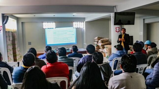 El alcalde distrital de Chugay, Sandro Rodríguez, presentó a los funcionarios que lo acompañaran durante su gestión, en reunión con los trabajadores de la municipalidad.