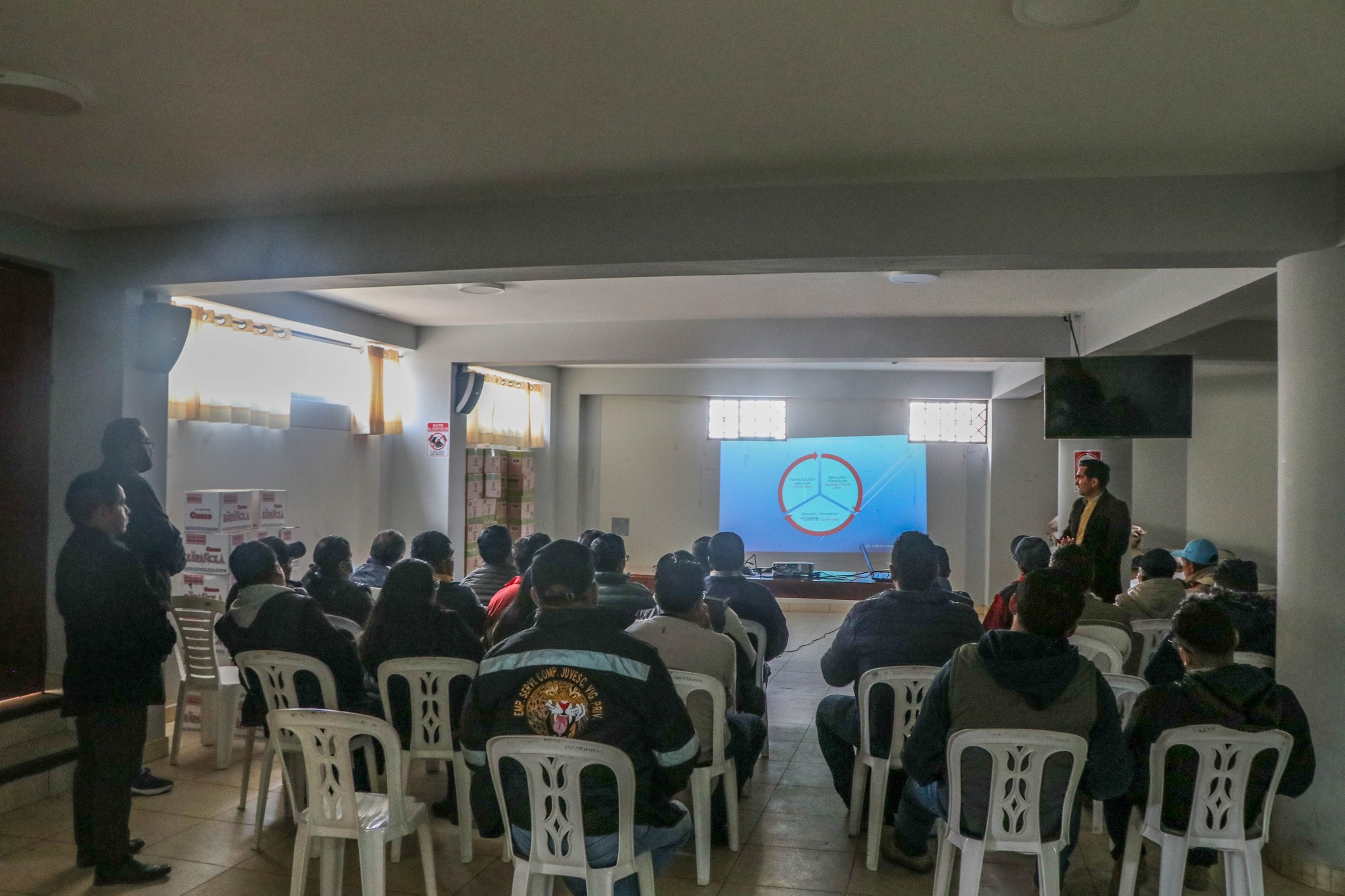 El alcalde distrital de Chugay, Sandro Rodríguez, presentó a los funcionarios que lo acompañaran durante su gestión, en reunión con los trabajadores de la municipalidad.