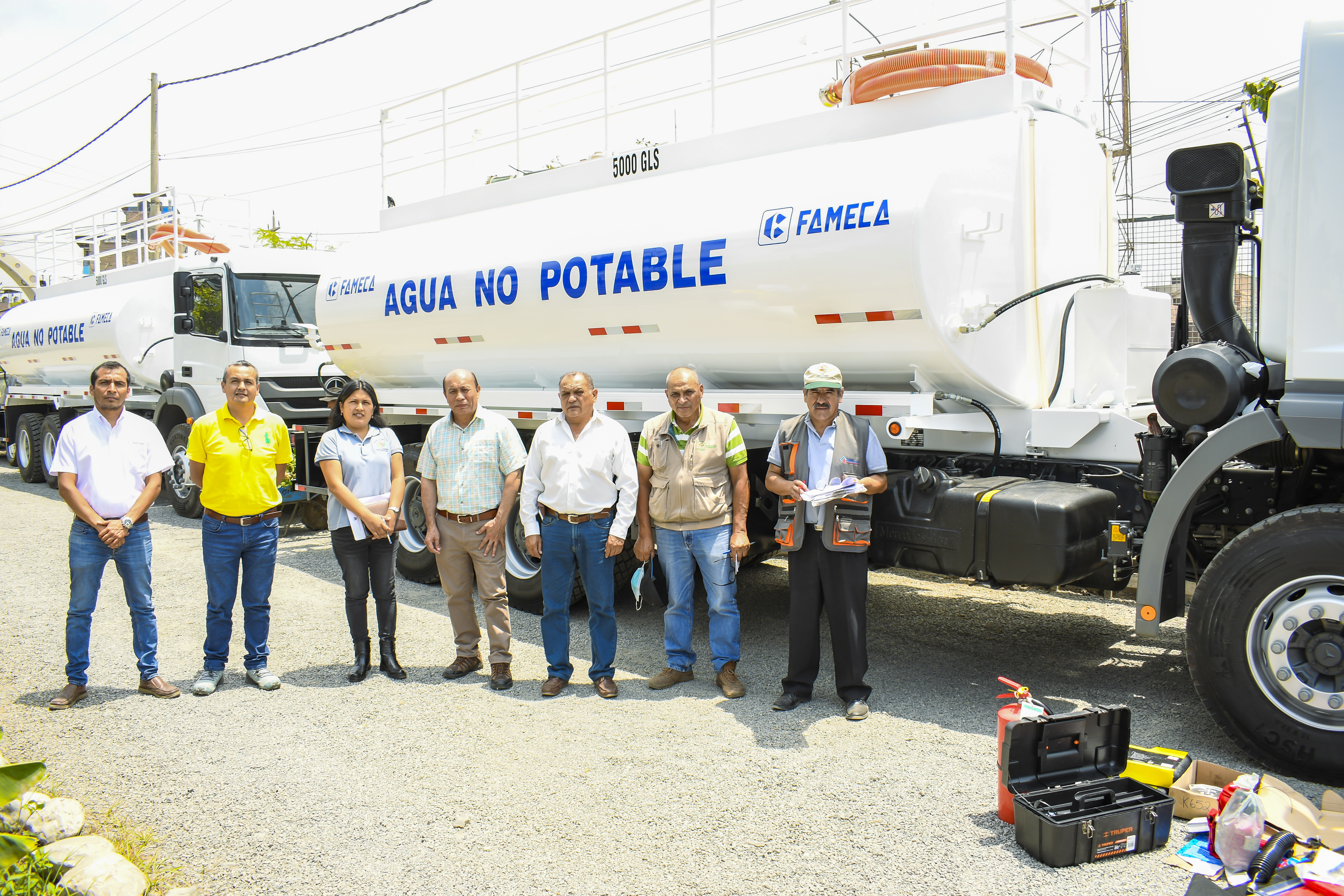 Funcionarios de la GRALL junto a maquinaria adquirida