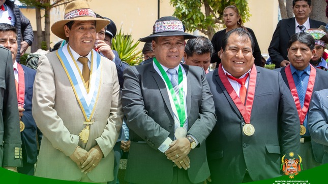 Alcalde Provincial Félix Crispín Reymundo y otras autoridades de Huancavelica