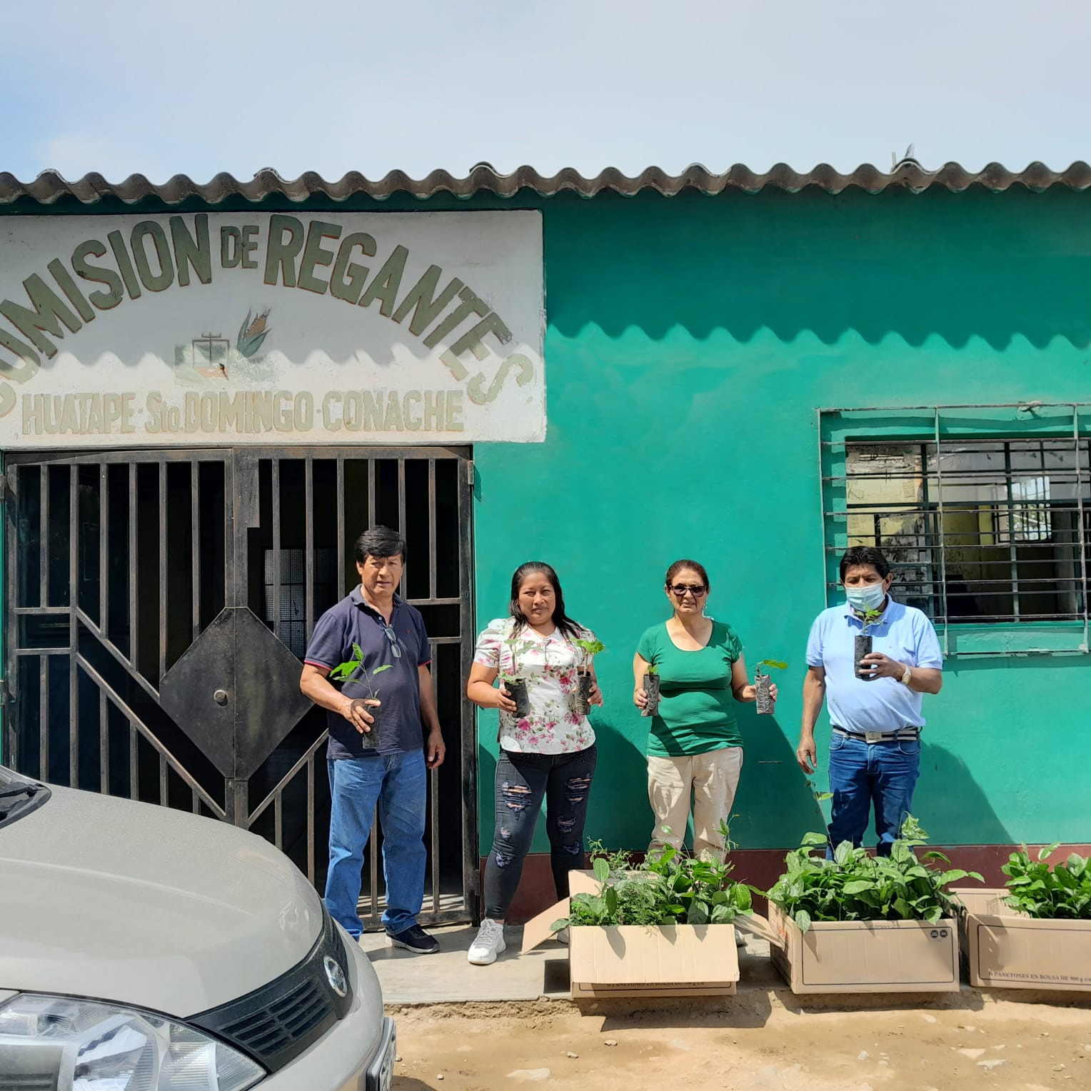 Entrega de plantones de maracuyá