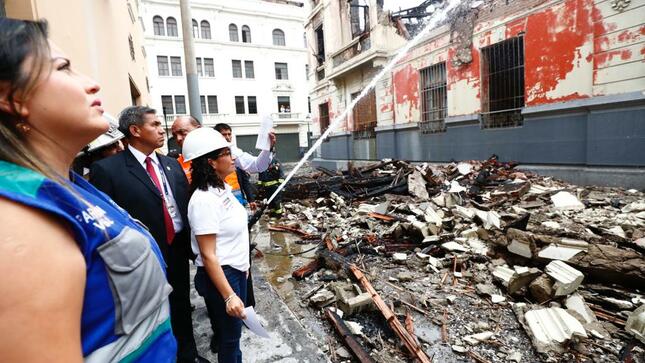 Ministra de Cultura inspeccionó daños ocasionados por incendio en casona del Centro Histórico de Lima