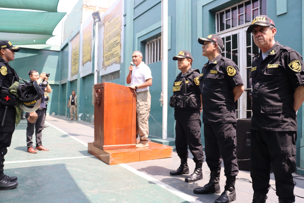 Ministro Vicente Romero reitera su respaldo total a las fuerzas del orden