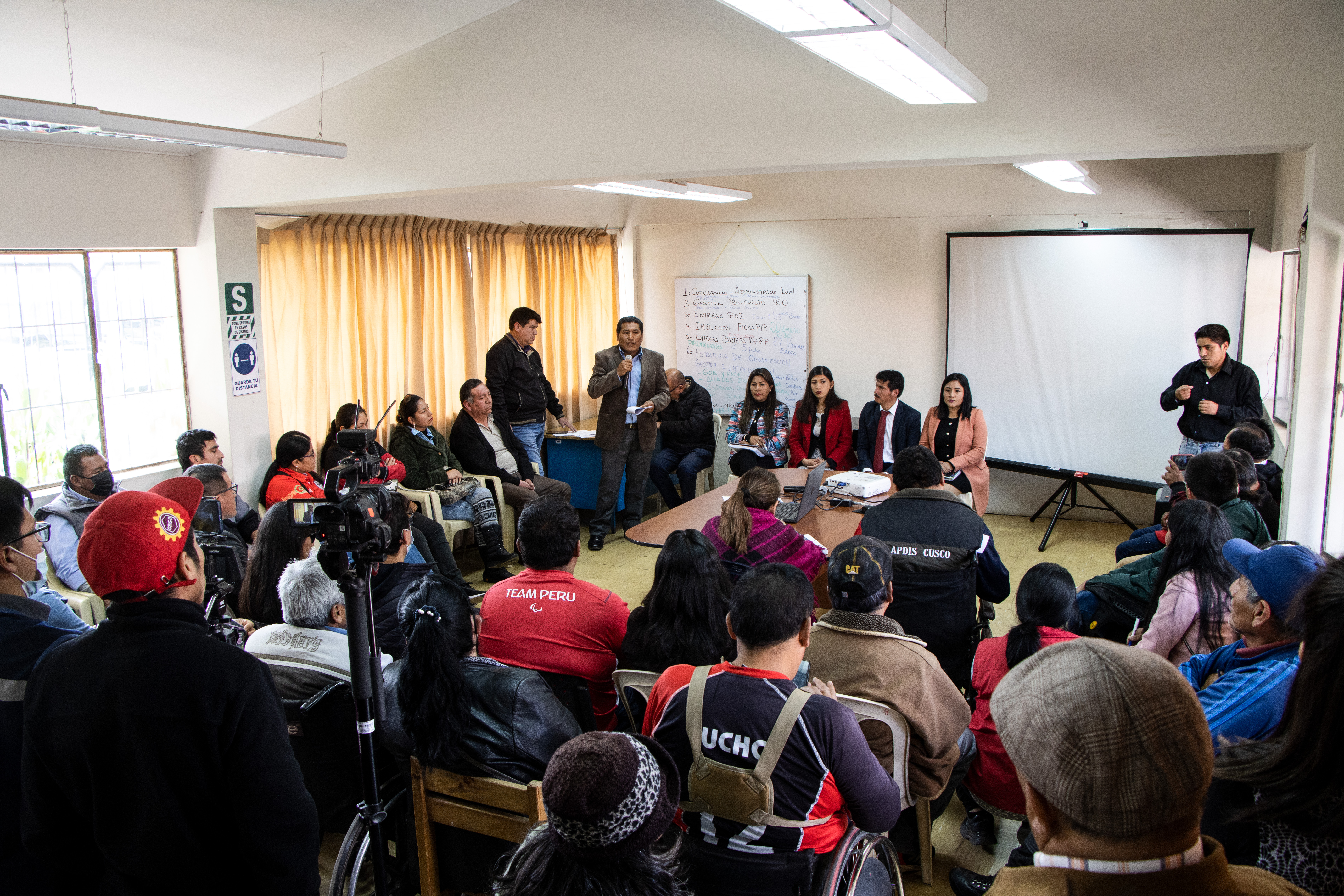 Reunión entre funcionarios del Gobierno Regional Cusco y representantes de personas con discapacidad