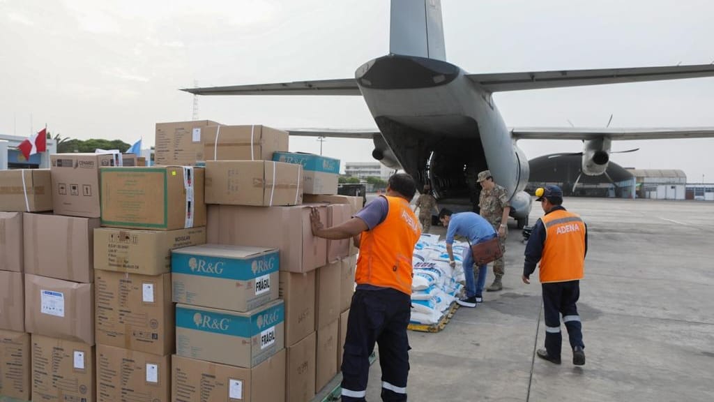 El viceministro Henry Rebaza supervisó el envío de los productos farmacéuticos, que se realizó desde el Grupo Aéreo n° 8 de la FAP