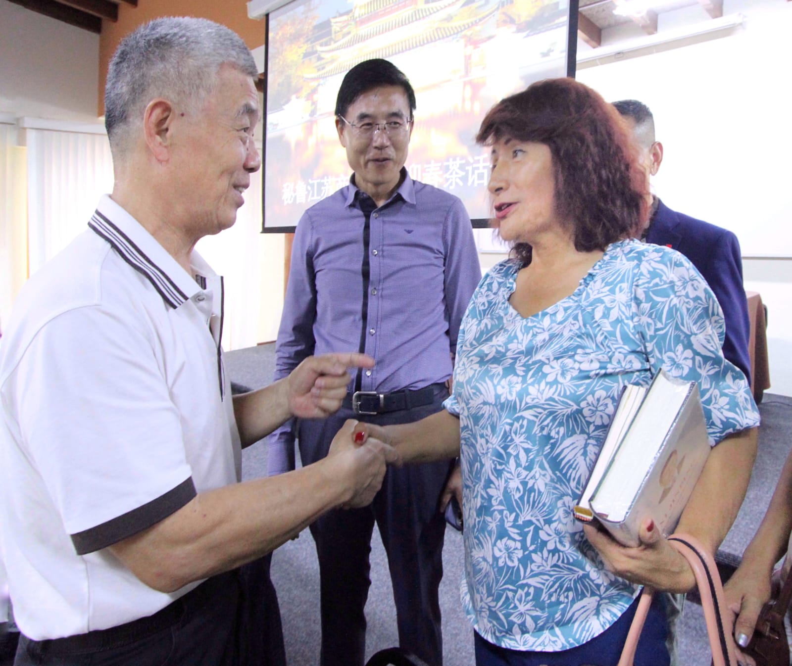 Empresarios chinos interesados en construcción del Tren de Cercanías