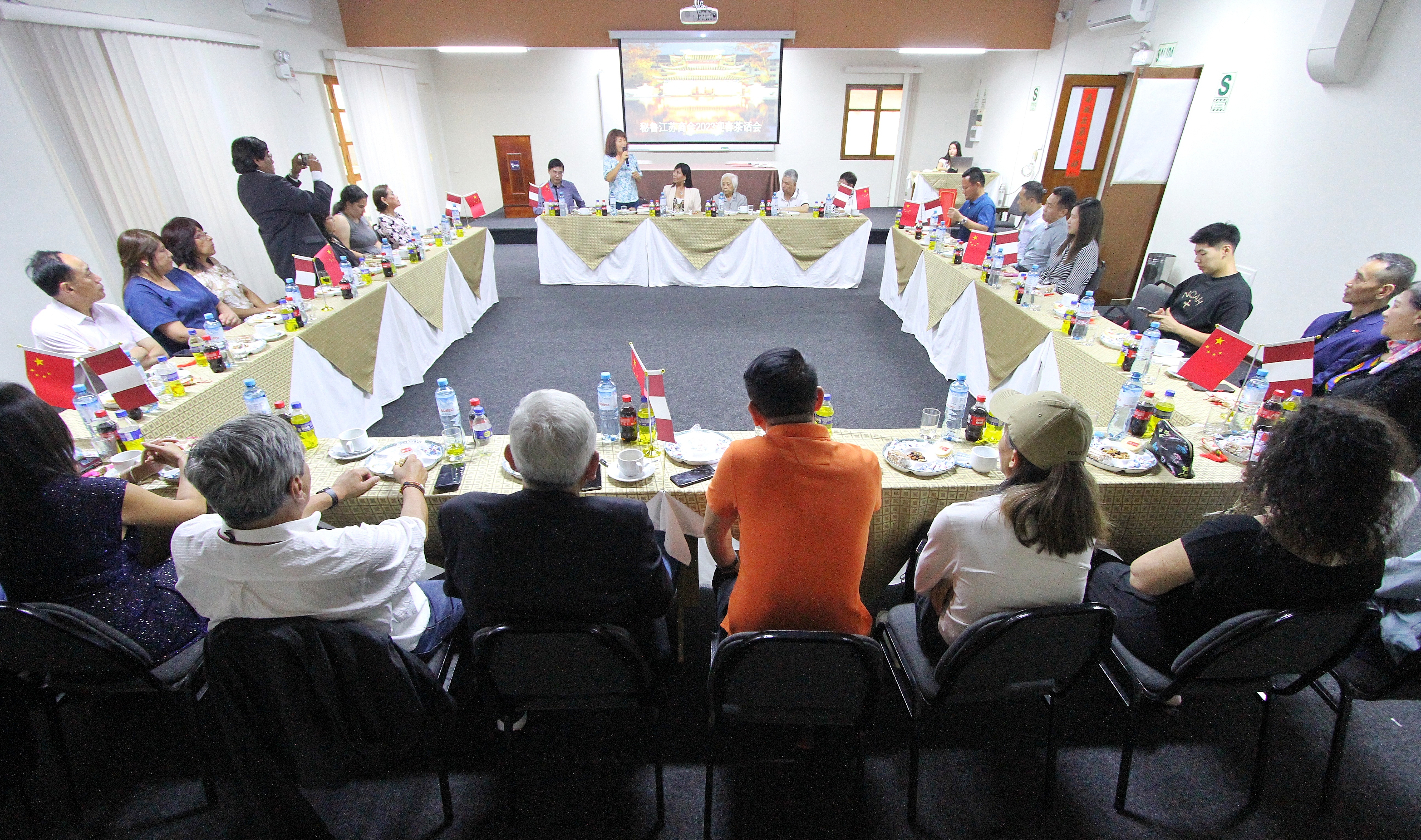 Empresarios chinos interesados en construcción del Tren de Cercanías