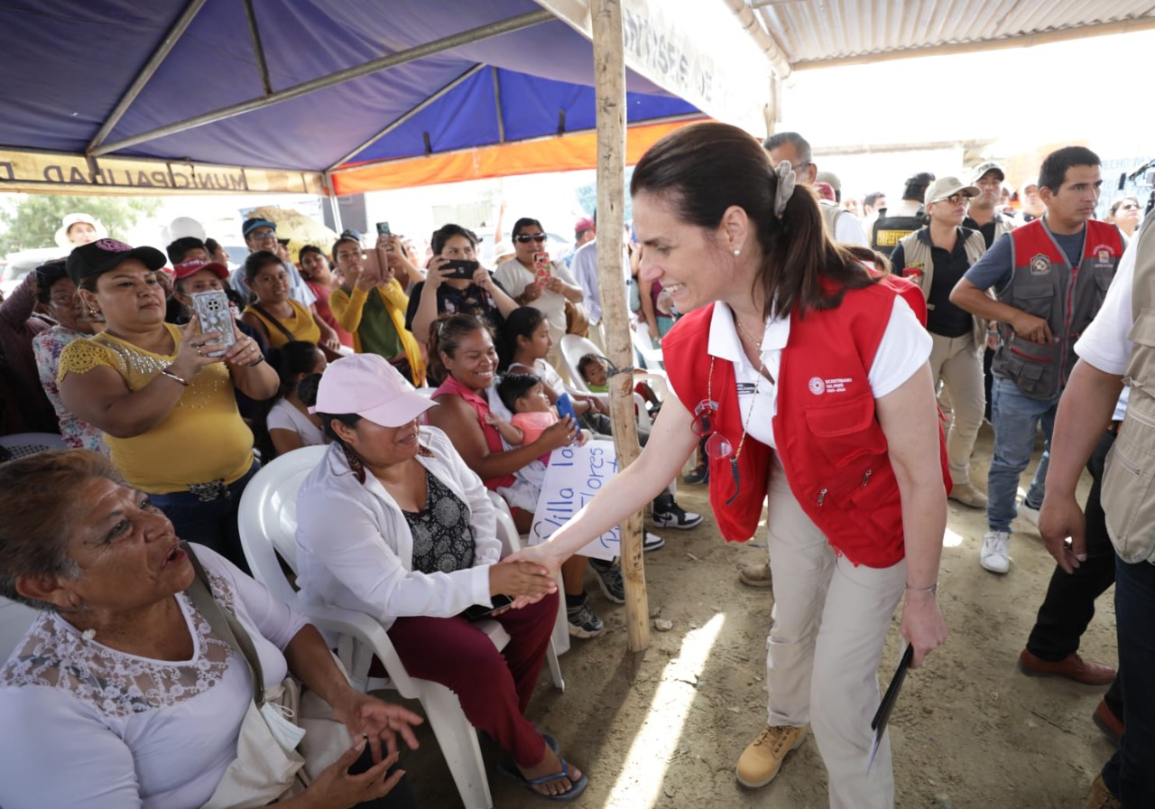La ministra de Vivienda saludado a pobladores piuranos