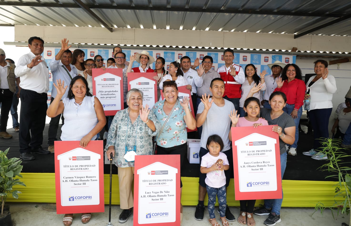 Ministra de Vivienda entrega títulos de propiedad en Piura