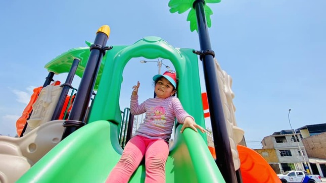 Juegos infantiles en la Alameda Mariátegui