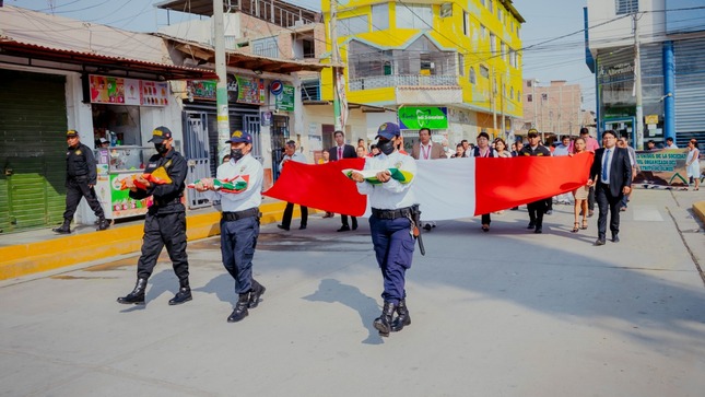 Con éxito se realizó la primera ceremonia de izamiento.