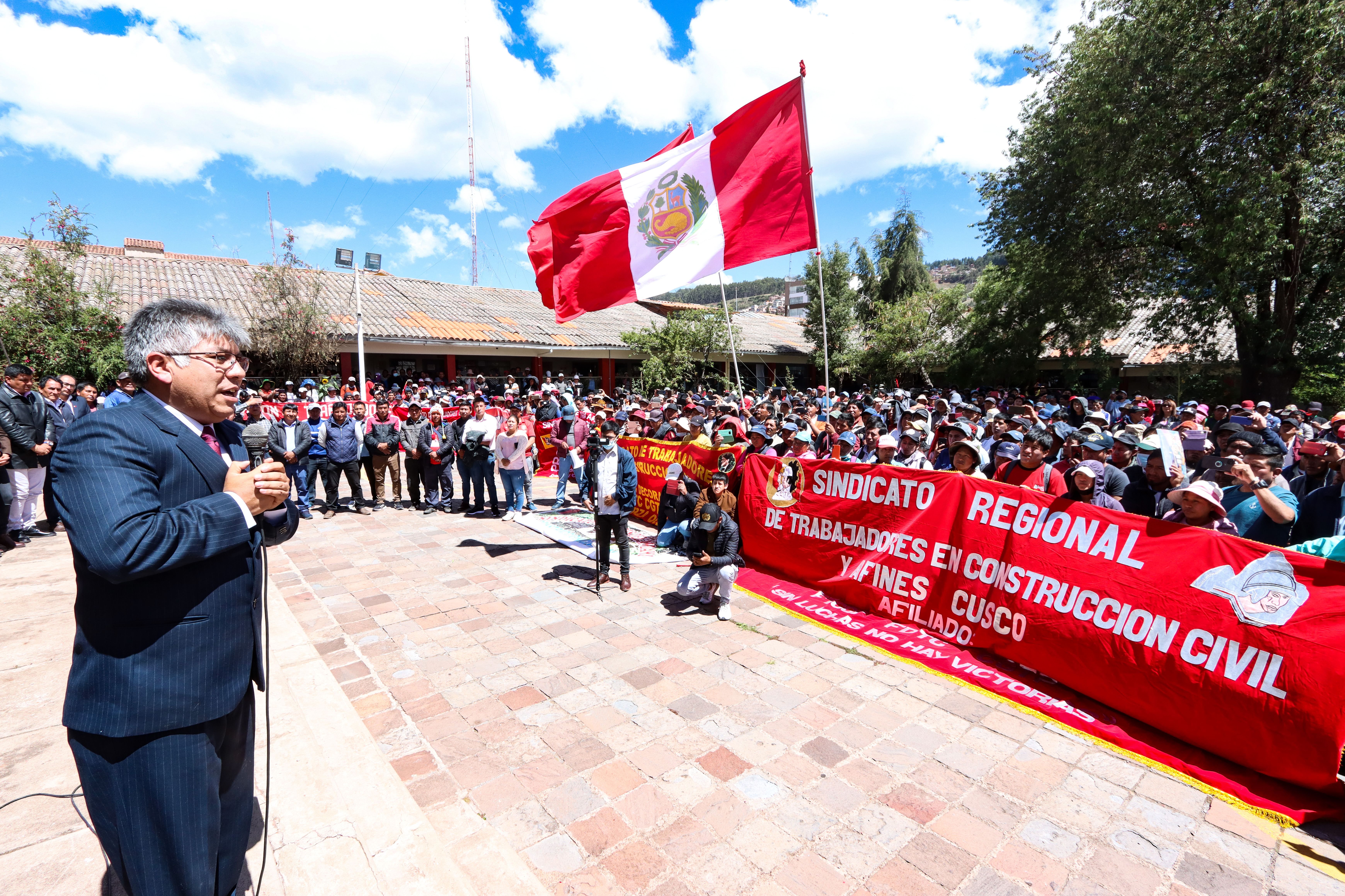 Gobernador regional de Cusco expone frente al Sindicato de Trabajadores de Construcción Civil