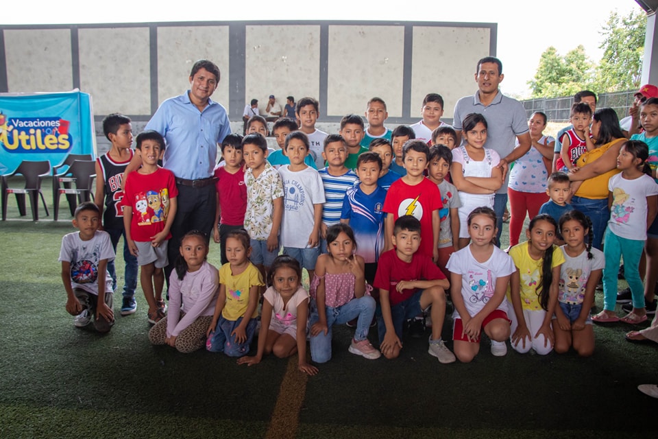 Alcalde provincial, Esteban Irene junto a niños en las vacaciones útiles.