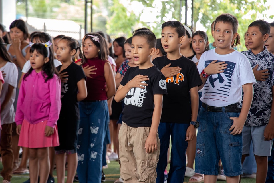 Niños en la apertura de las vacaciones útiles 2023