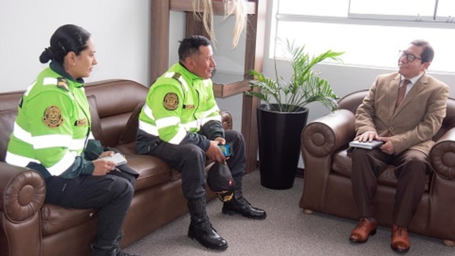 Nota de prensa: Presidente de la Corte recibió visita del nuevo comisario PNP de el Tambo