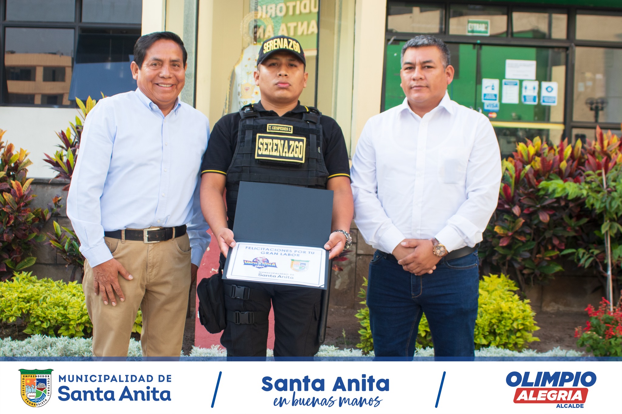Nuestro alcalde #OlimpioAlegría reconoce la buena labor del personal de #Serenazgo al haber participado en la captura de presuntos delincuentes que perturbaban la paz de nuestros vecinos #Santanitenses