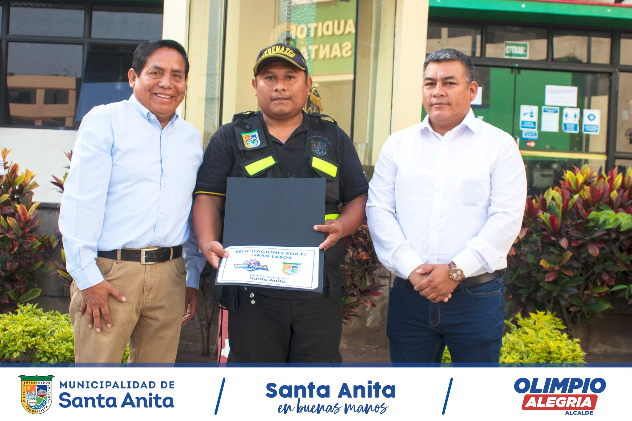 Nuestro alcalde #OlimpioAlegría reconoce la buena labor del personal de #Serenazgo al haber participado en la captura de presuntos delincuentes que perturbaban la paz de nuestros vecinos #Santanitenses
