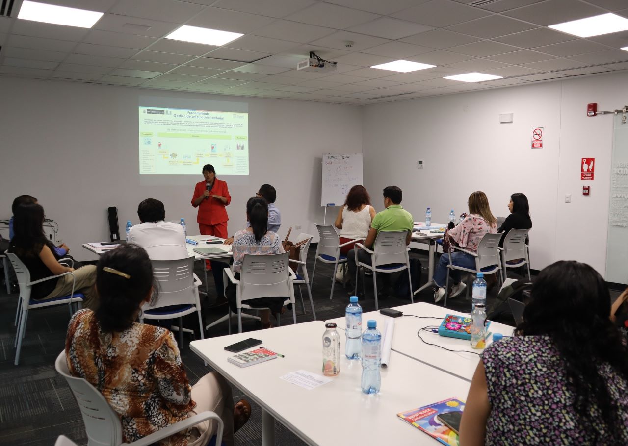 Persona exponiendo en el taller