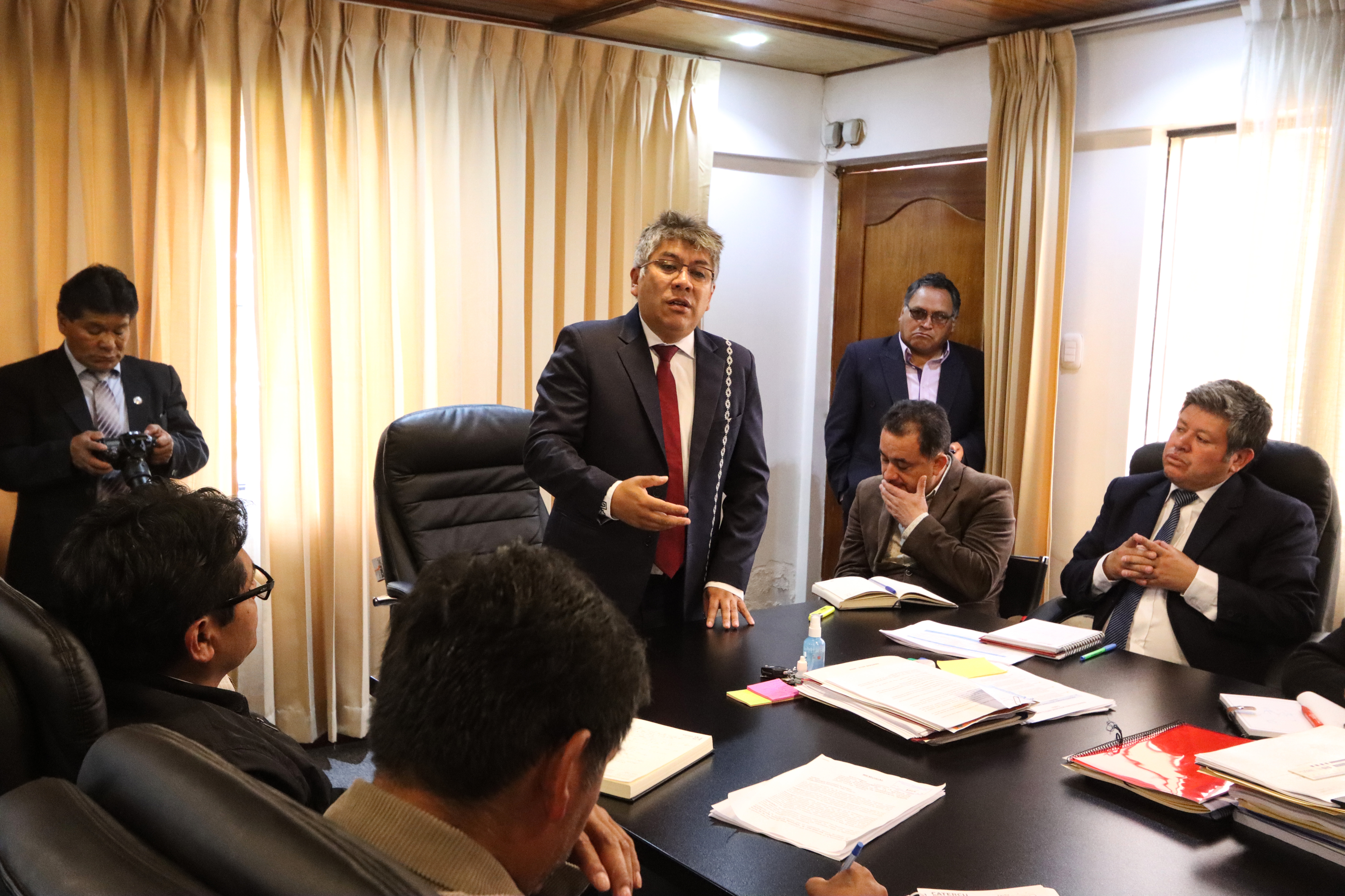 Gobernador regional de Cusco lidera mesa de trabajo con alcaldes de Quispicanchi