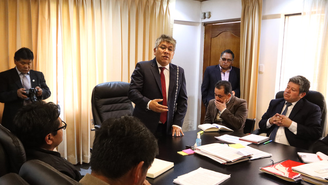 Gobernador regional de Cusco lidera mesa de trabajo con alcaldes de Quispicanchi