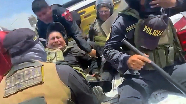 Ocho policías son heridos en Ica durante labores para desbloquear la Panamericana Sur