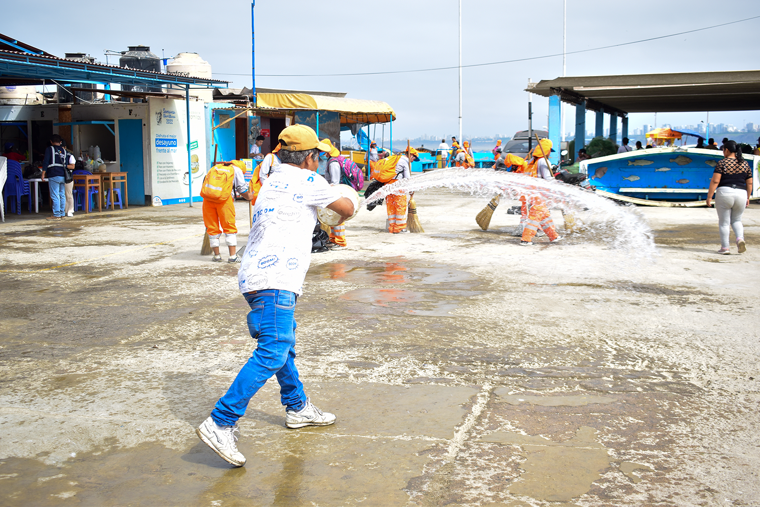 Foto Todo va quedando listo para el Día Mundial del Pescador y la Ruta del Pan con Pejerrey en el Muelle de la Playa los Pescadores