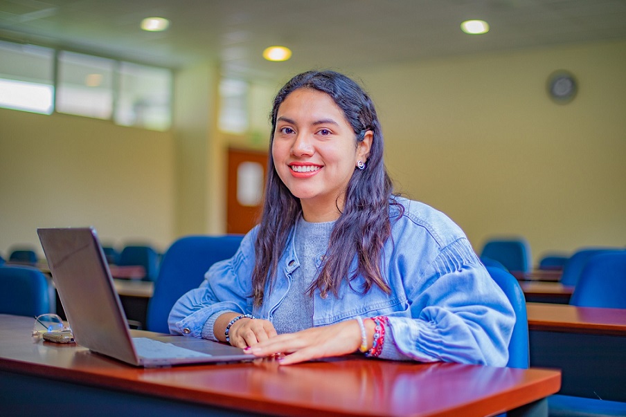 Joven estudiando en una biblioteca