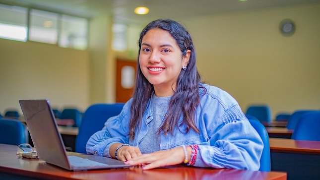 Joven estudiando en una biblioteca
