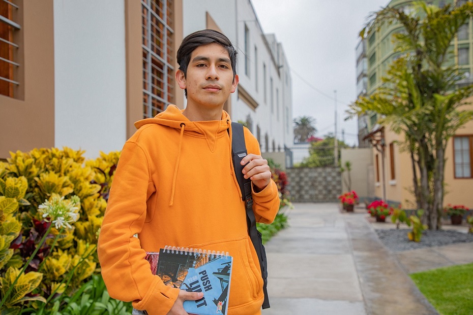 Joven universitario con sus libros