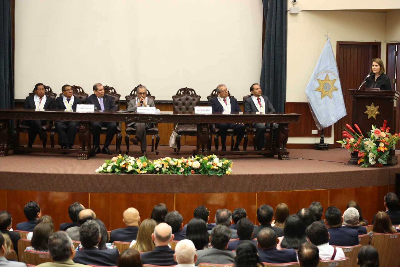 Luz Pacheco en presentación del Tratado del Derecho Laboral.