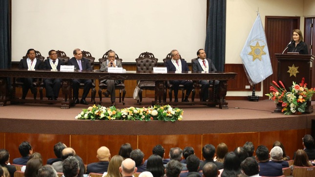 Luz Pacheco en presentación del Tratado del Derecho Laboral.