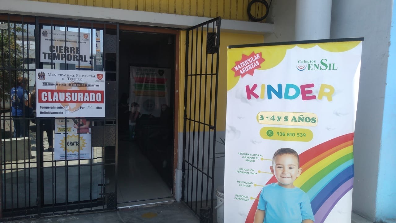 La Unidad de Gestión Educativa Local – UGEL 03 TNO, a través del Equipo Multidisciplinario de Supervisión de la UGEL 03 TNO, inició las acciones de intervención inopinada a IE Privadas, contando con la participación del Ministerio Público – Segunda Fiscalía de Prevención del Delito- de Trujillo y las Subgerencias de Gestión del Riesgo - Defensa Civil y Licencias de la Municipalidad Provincial de Trujillo.
Mediante el operativo interinstitucional, en el caso de la IE privada “ENSIL DE LAS AMÉRICAS”, la Municipalidad Provincial de Trujillo a través de la Subgerencia de Licencias evidenció que el local cuenta con licencia de funcionamiento para el rubro de venta de libros, distinto al servicio que efectivamente brinda. Así también, la Subgerencia de Gestión del Riesgo y Defensa Civil observó que la infraestructura no se ciñe a las normas técnicas de seguridad en edificaciones procediendo a la medida inmediata de Cierre Temporal.
Por su parte, el Equipo Multidisciplinario de la UGEL03TNO, advirtió que dicha institución educativa sin tener la autorización de traslado, se encuentra ofertando el servicio educativo del nivel inicial para el presente año lectivo.
Cabe precisar que, la representante de la Segunda Fiscalía de Prevención de Delito, comunicó que según los hechos evidenciados y actuación de los representantes de la IE Privada supervisada presuntamente estarían incurriendo en presunta vulneración del marco legal en el ámbito penal, merituando la apertura de la investigación respectiva.
Situaciones como estas, requieren medidas correctivas, por lo que, respetando el debido procedimiento administrativo, se evaluarán a través de la Comisión Especial de IIEE Privadas.