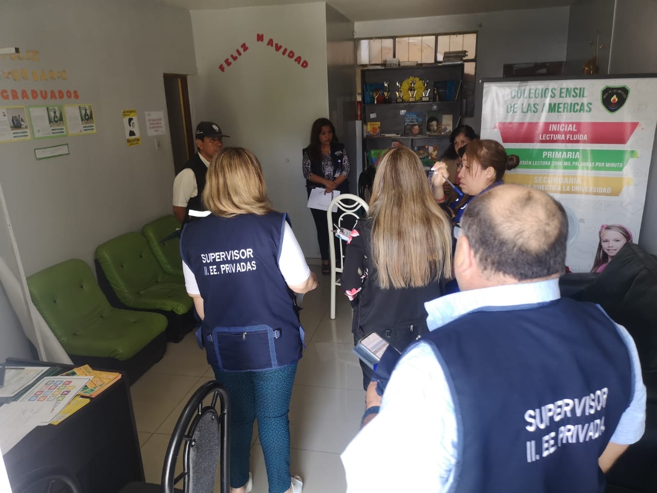 La Unidad de Gestión Educativa Local – UGEL 03 TNO, a través del Equipo Multidisciplinario de Supervisión de la UGEL 03 TNO, inició las acciones de intervención inopinada a IE Privadas, contando con la participación del Ministerio Público – Segunda Fiscalía de Prevención del Delito- de Trujillo y las Subgerencias de Gestión del Riesgo - Defensa Civil y Licencias de la Municipalidad Provincial de Trujillo.
Mediante el operativo interinstitucional, en el caso de la IE privada “ENSIL DE LAS AMÉRICAS”, la Municipalidad Provincial de Trujillo a través de la Subgerencia de Licencias evidenció que el local cuenta con licencia de funcionamiento para el rubro de venta de libros, distinto al servicio que efectivamente brinda. Así también, la Subgerencia de Gestión del Riesgo y Defensa Civil observó que la infraestructura no se ciñe a las normas técnicas de seguridad en edificaciones procediendo a la medida inmediata de Cierre Temporal.
Por su parte, el Equipo Multidisciplinario de la UGEL03TNO, advirtió que dicha institución educativa sin tener la autorización de traslado, se encuentra ofertando el servicio educativo del nivel inicial para el presente año lectivo.
Cabe precisar que, la representante de la Segunda Fiscalía de Prevención de Delito, comunicó que según los hechos evidenciados y actuación de los representantes de la IE Privada supervisada presuntamente estarían incurriendo en presunta vulneración del marco legal en el ámbito penal, merituando la apertura de la investigación respectiva.
Situaciones como estas, requieren medidas correctivas, por lo que, respetando el debido procedimiento administrativo, se evaluarán a través de la Comisión Especial de IIEE Privadas.