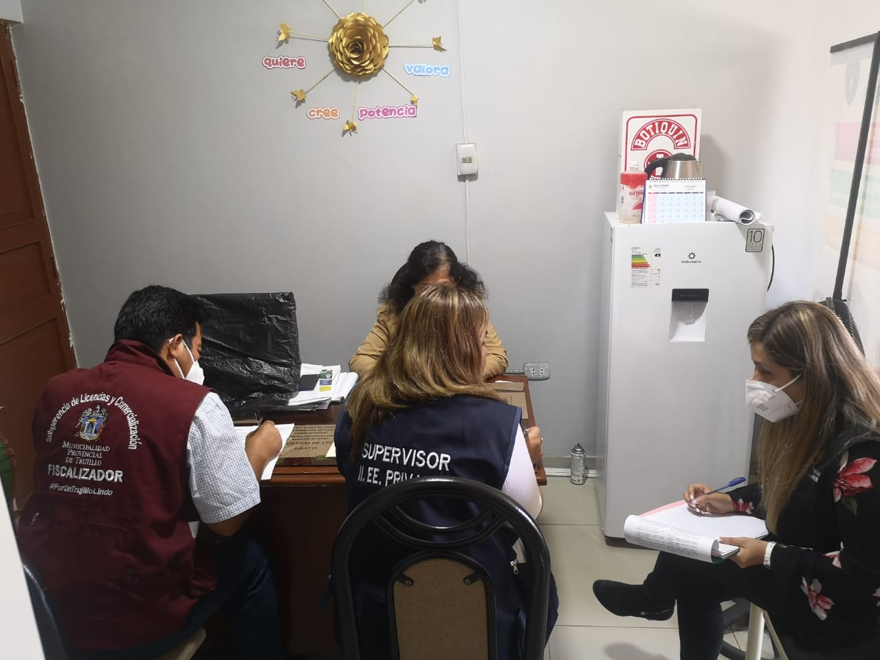 La Unidad de Gestión Educativa Local – UGEL 03 TNO, a través del Equipo Multidisciplinario de Supervisión de la UGEL 03 TNO, inició las acciones de intervención inopinada a IE Privadas, contando con la participación del Ministerio Público – Segunda Fiscalía de Prevención del Delito- de Trujillo y las Subgerencias de Gestión del Riesgo - Defensa Civil y Licencias de la Municipalidad Provincial de Trujillo.
Mediante el operativo interinstitucional, en el caso de la IE privada “ENSIL DE LAS AMÉRICAS”, la Municipalidad Provincial de Trujillo a través de la Subgerencia de Licencias evidenció que el local cuenta con licencia de funcionamiento para el rubro de venta de libros, distinto al servicio que efectivamente brinda. Así también, la Subgerencia de Gestión del Riesgo y Defensa Civil observó que la infraestructura no se ciñe a las normas técnicas de seguridad en edificaciones procediendo a la medida inmediata de Cierre Temporal.
Por su parte, el Equipo Multidisciplinario de la UGEL03TNO, advirtió que dicha institución educativa sin tener la autorización de traslado, se encuentra ofertando el servicio educativo del nivel inicial para el presente año lectivo.
Cabe precisar que, la representante de la Segunda Fiscalía de Prevención de Delito, comunicó que según los hechos evidenciados y actuación de los representantes de la IE Privada supervisada presuntamente estarían incurriendo en presunta vulneración del marco legal en el ámbito penal, merituando la apertura de la investigación respectiva.
Situaciones como estas, requieren medidas correctivas, por lo que, respetando el debido procedimiento administrativo, se evaluarán a través de la Comisión Especial de IIEE Privadas.