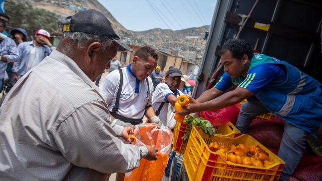 Municipalidad de Lima entrega más de 3 toneladas de alimentos a 20 ollas comunes de San Juan de Miraflores.