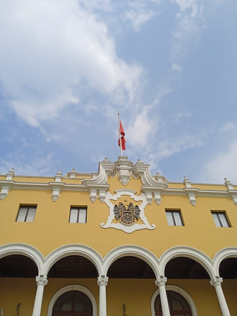 El alcalde de Lima, Rafael López Aliaga dispuso el embanderamiento de todos los inmuebles públicos y privados del 21 al 22 de enero de 2023.