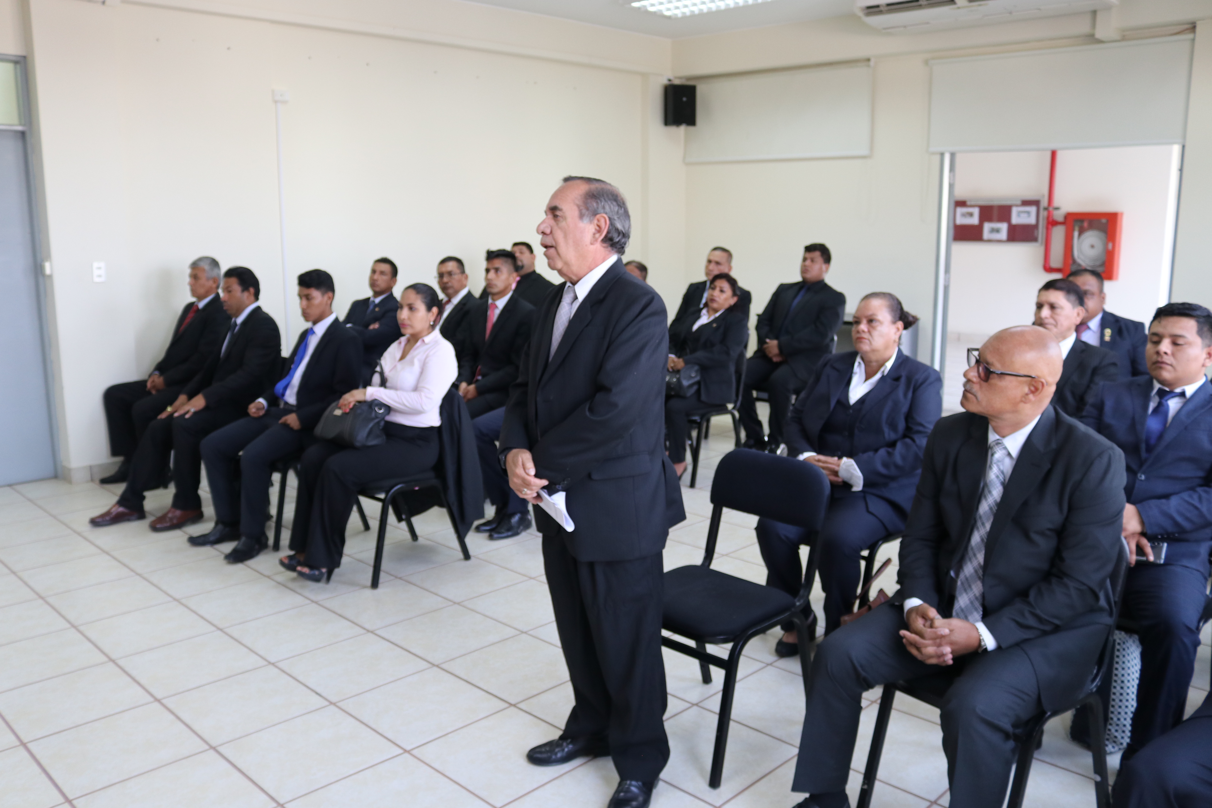 Foto de reunión con personal de Seguridad.