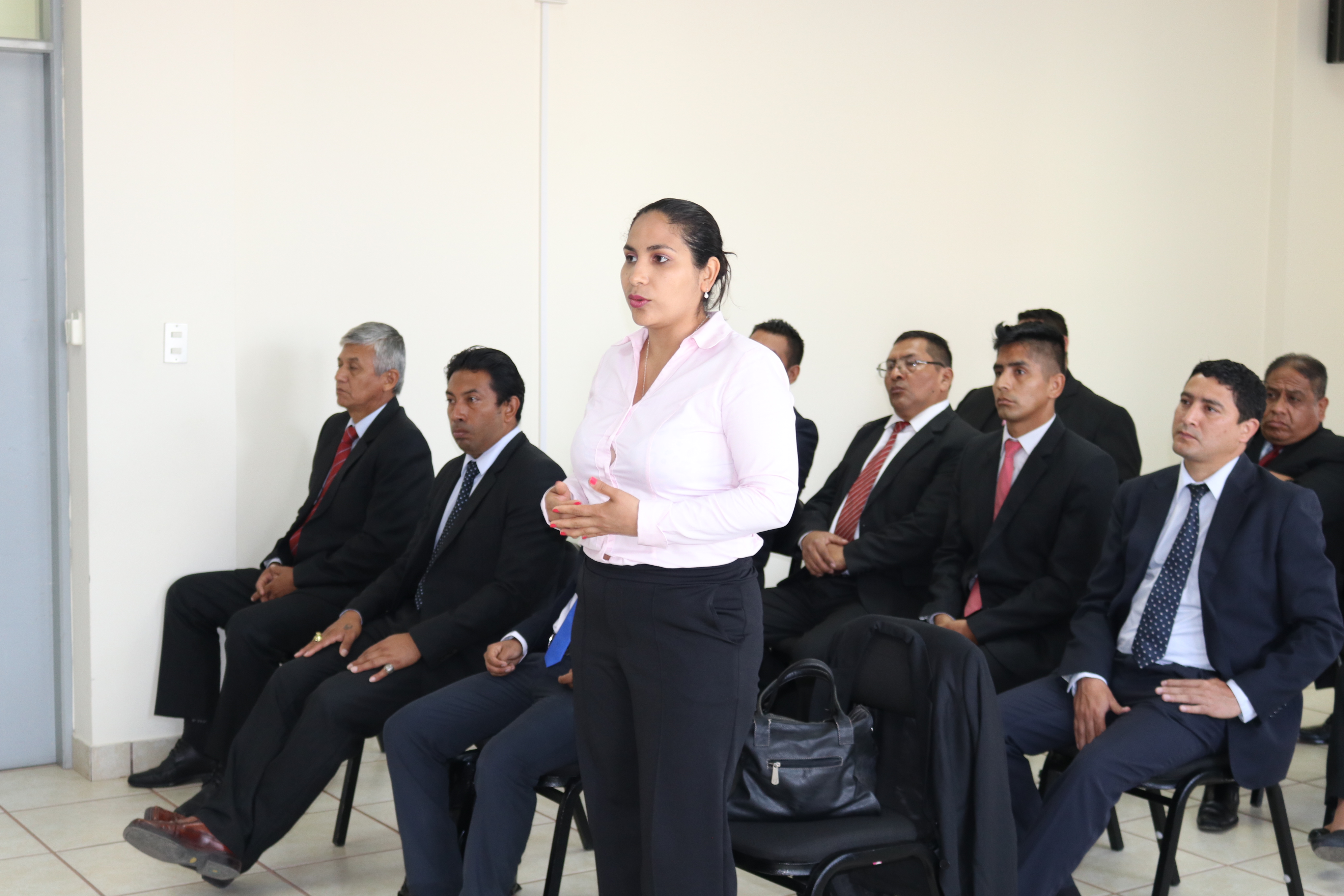 Foto de reunión con personal de Seguridad.