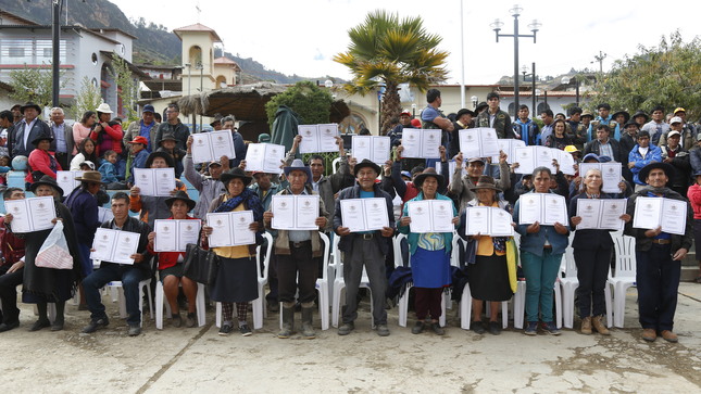 Agricultores con títulos de propiedad