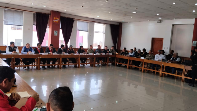 Mesa de diálogo entre el Ministerio del Interior y autoridades locales y/o regionales, grupos religiosos, gremios de trabajadores y representantes del sector privado, entre otros voceros. 