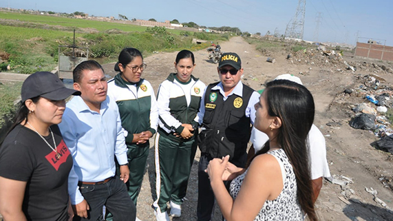 Alcalde supervisando obra