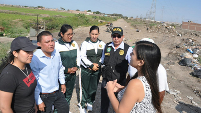 Alcalde supervisando obra