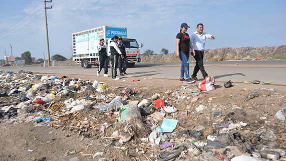 Alcalde supervisando obra
