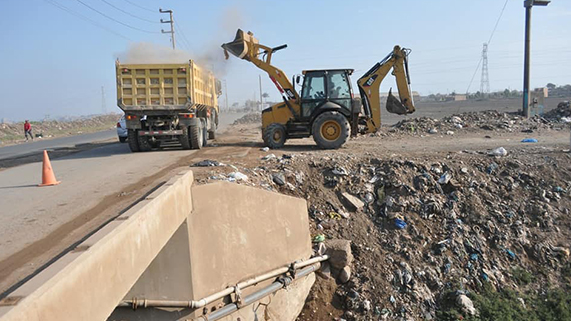Alcalde supervisando obra