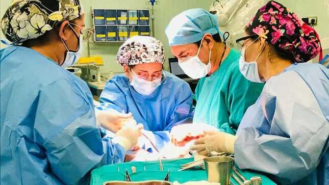 Hospital Villa El Salvador cirujanos realizan microcirugía para extirpar tumor y reconstruir mandíbula de paciente