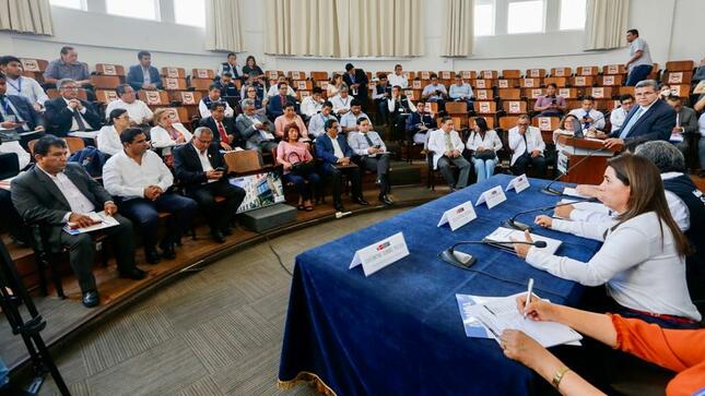 Ministra Rosa Gutiérrez se comprometió a transferir rápidamente los presupuestos a las regiones para operativizar las intervenciones sanitarias más urgentes