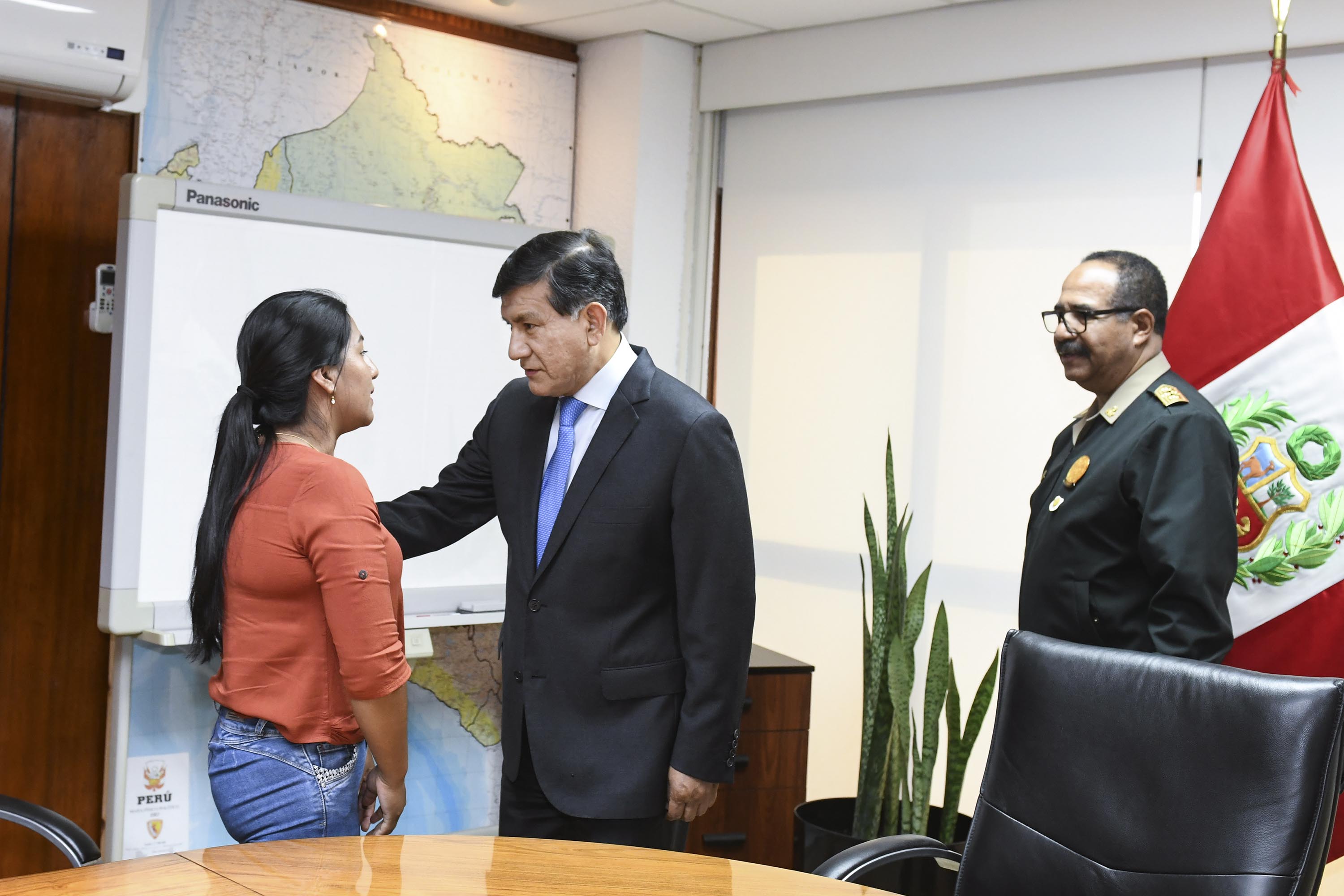 Titular del Interior se reunió con esposa de suboficial acusado de homicidio tras participar en intervención policial.