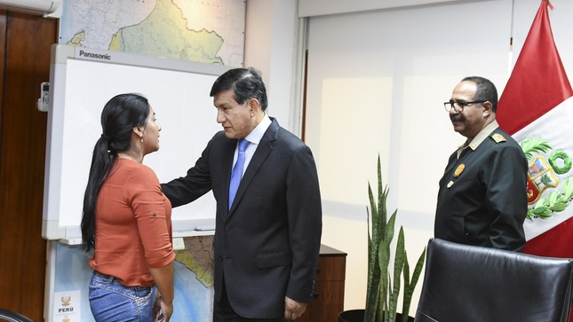 Titular del Interior se reunió con esposa de suboficial acusado de homicidio tras participar en intervención policial.