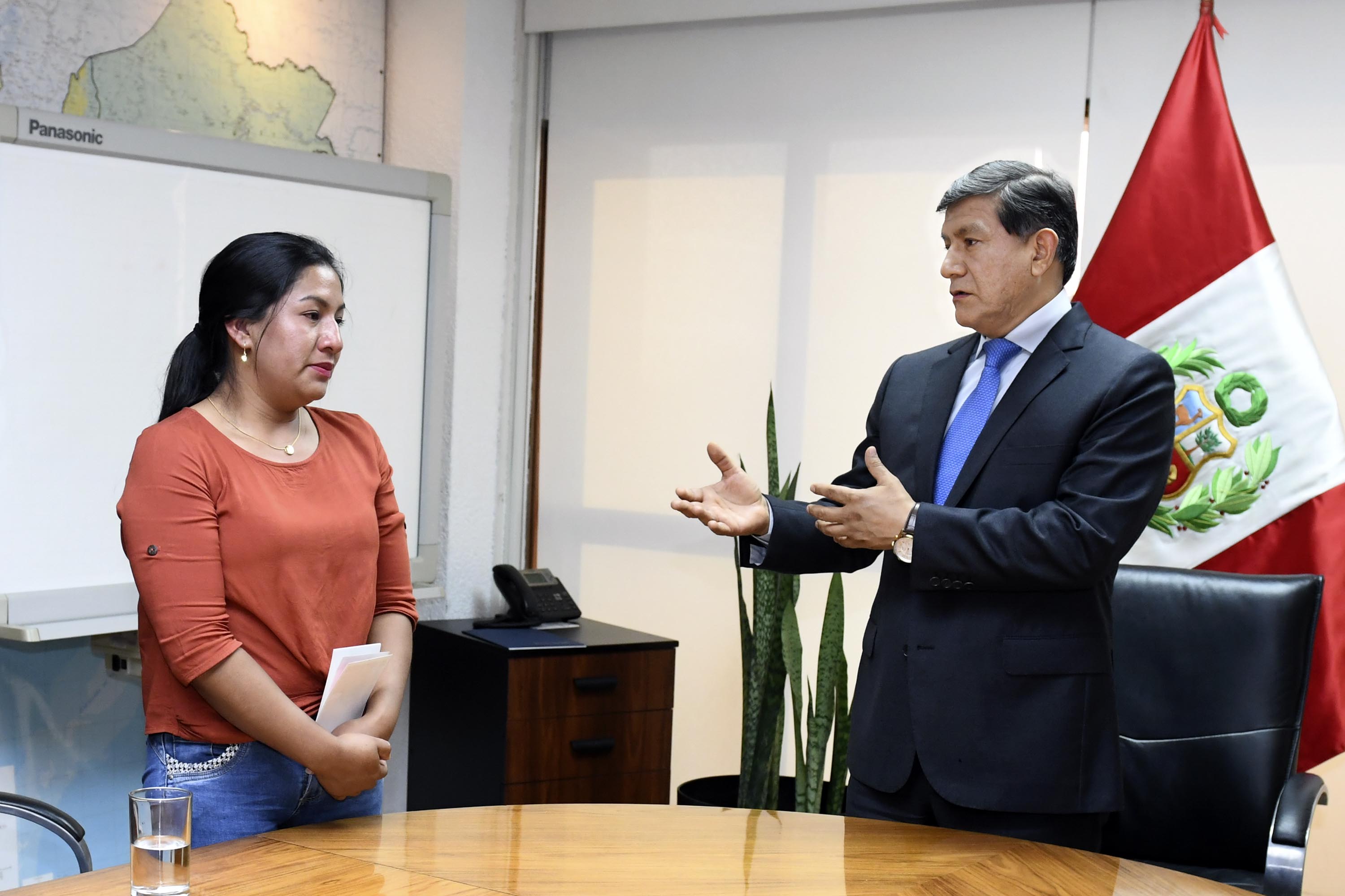 Titular del Interior se reunió con esposa de suboficial acusado de homicidio tras participar en intervención policial.